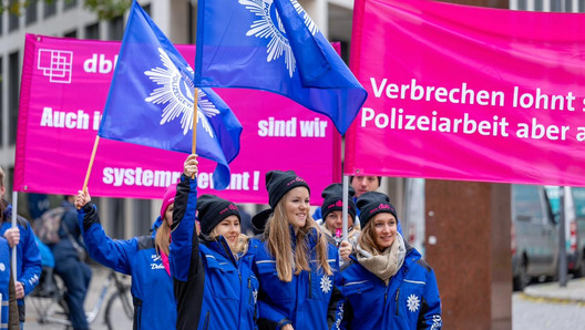 In Bremen haben junge Beschäftigte der Polizei ihren Unmut zum Ausdruck gebracht. Sie demonstrierten und zeigen Plakate mit der Aufschrift "Verbrechen lohnt sich nicht - Polizeiarbeit aber auch nicht!"