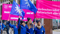 In Bremen haben junge Beschäftigte der Polizei ihren Unmut zum Ausdruck gebracht. Sie demonstrierten und zeigen Plakate mit der Aufschrift "Verbrechen lohnt sich nicht - Polizeiarbeit aber auch nicht!"