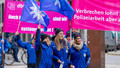 In Bremen haben junge Beschäftigte der Polizei ihren Unmut zum Ausdruck gebracht. Sie demonstrierten und zeigen Plakate mit der Aufschrift "Verbrechen lohnt sich nicht - Polizeiarbeit aber auch nicht!"