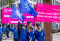 In Bremen haben junge Beschäftigte der Polizei ihren Unmut zum Ausdruck gebracht. Sie demonstrierten und zeigen Plakate mit der Aufschrift "Verbrechen lohnt sich nicht - Polizeiarbeit aber auch nicht!"